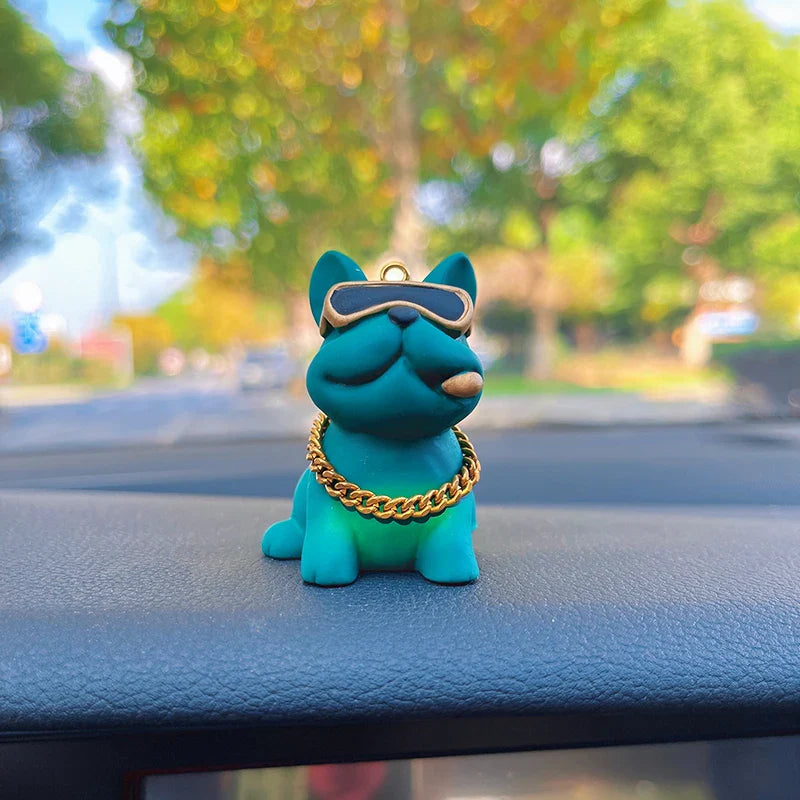 Dekoracja wnętrza samochodu: Bulldog w okularach